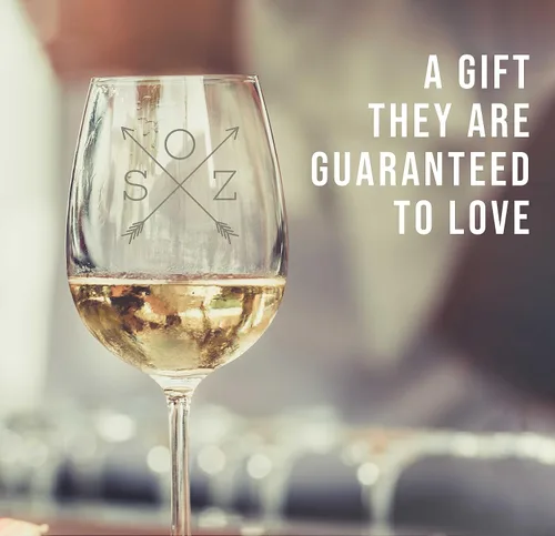 Vista 2 de Copa de vino grabada para el día de la madre, grabado para el Día de la Madre, regalos personalizados para mamá, regalos únicos personalizados
