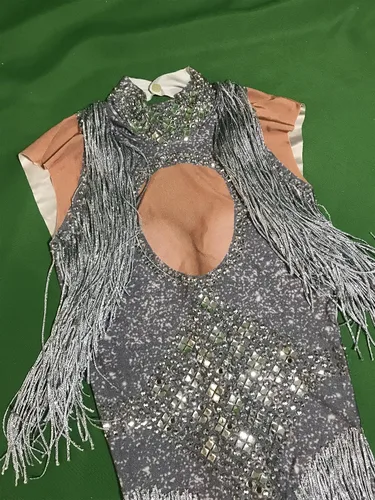 Vista 5 de YUANTONG Traje de drag queen brillante con diamantes de imitación plateados, talla única, elástico, trajes de baile de salsa latina de jazz latino