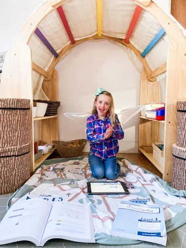 Vista 7 de Aurora Playstand 2026 Edition, cortinas, clips y ganchos incluidos Waldorf Imaginative Playarch Kids Playhouse, interior, tienda de campaña
