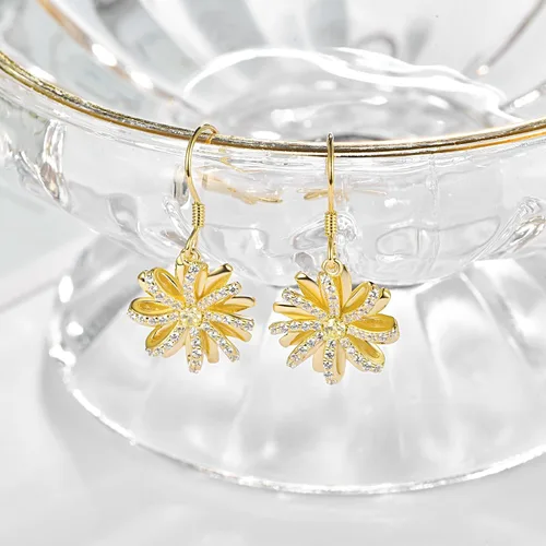 Vista 2 de Dreamboat Aretes de flores para mujeres y niñas, chapados en oro de 18 quilates, aretes colgantes de flores, para aniversario, fiesta de cumpleaños