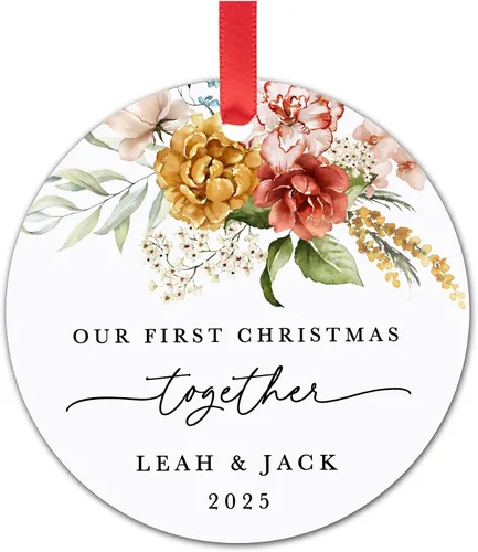 Vista 19 de Yippee Daisy Adorno de campamento personalizado – 10º aniversario para él y ella – 10 años casados juntos – Adorno de Navidad para parejas – 2025