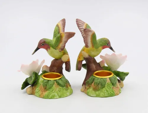 Vista 4 de Cosmos Gifts Figura de colibrí de porcelana fina con flor de cerezo y manzana, diseño cónico, 3-5/8 pulgadas de alto