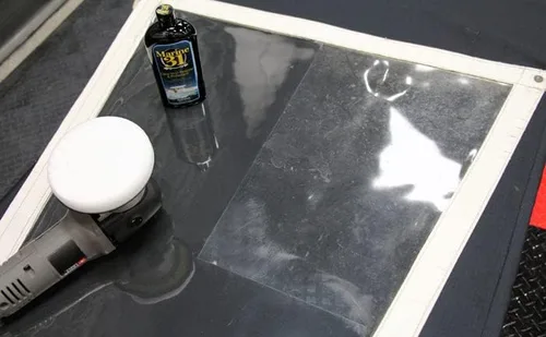 Vista 4 de Marine 31 Restaurador y protector de vinilo transparente Restaura y protege el vinilo Seguro para barcos, muebles y más M31-460 Botella