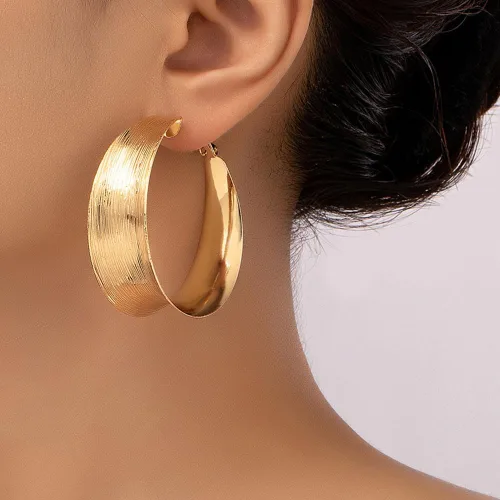 Vista 4 de Aretes de Aro Gruesos de Oro para Mujeres Exagerados Grandes Anchos Post Gruesos Aretes de Aro Minimalistas Pulidos 80MM Aretes de Declaración