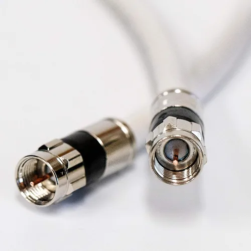 Vista 2 de Cable coaxial blanco RG6 de 200 pies UL ETL CM CATV Retardante de Fuego Satélite Audio Video Cable con sello meteorológico Conectores de latón anti