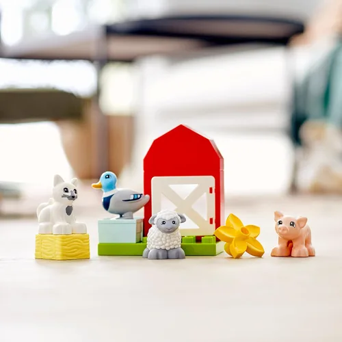 Vista 4 de LEGO DUPLO Town Farm Animal Care 10949 Juguete para niños pequeños, niñas y niños de 2 años más con figuras de pato, cerdo, oveja y gato, juguetes