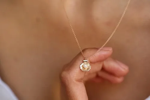 Vista 2 de Collar de perlas de concha de mar en oro macizo de 14 quilates Collar con dije de la suerte para mujer Collar de concha de berberecho de oro de 14