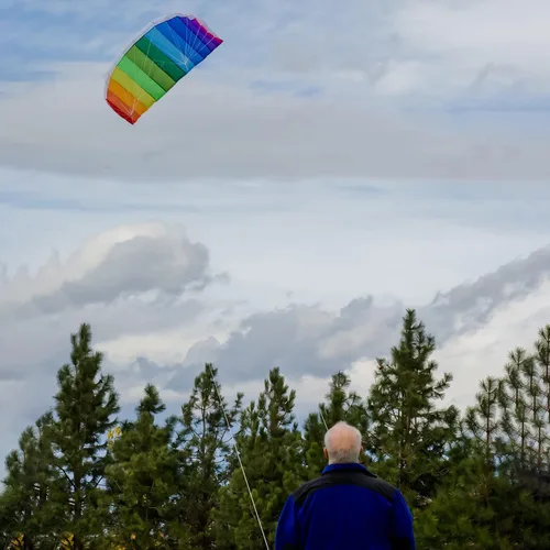 Vista 6 de In the Breeze. Cometa para deporte aéreo., Arcoiris (Rainbow) equipo de juego de césped