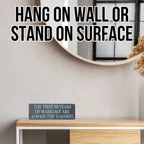 Vista 5 de Los primeros 50 años de matrimonio son los más difíciles" – Hecho de pino nudoso sólido y madera envejecida – Decoración de pared con plantilla