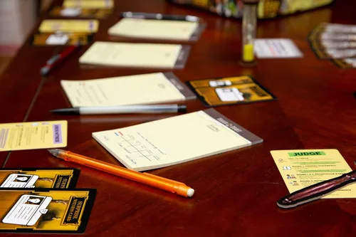 Vista 7 de Juego de mesa All Rise - ¡El ridículo juego de narración de historias y debate en la sala de audiencias!