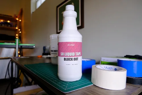 Vista 6 de Ecotex® Screen Printing SR Liquid Tape Block Out (galón - 128oz.) - Cinta de bloqueo resistente a los disolventes para pantallas de serigrafía y Rojo