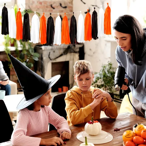 Vista 5 de Guirnalda de borlas para decoración de fiesta de Halloween en negro, blanco y naranja - 15 piezas Suministros de graduación 2025, borlas para Negro