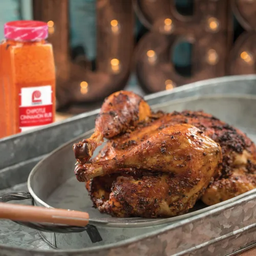 Vista 3 de Lawry's Chipotle Cinnamon Rub, 27 onzas – Un recipiente de 27 onzas de Chipotle Cinnamon Rub hecho de chile chipotle, canela y pimentón perfecto