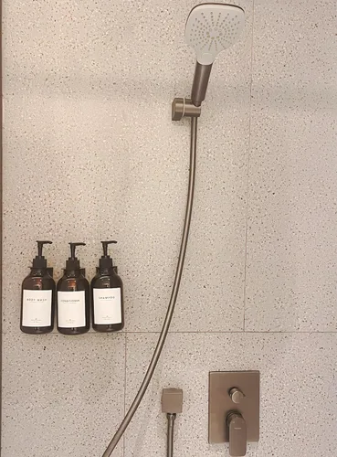 Vista 4 de Dispensador de champú y acondicionador, dispensador de champú para pared de ducha, 3 cámaras, dispensador de jabón de ducha sin taladro, dispensador