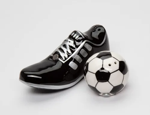 Vista 3 de CG - Zapatos de fútbol magnéticos con salero y pimentero, negro, 4 1/2 pulgadas x 1 3/4 pulgadas x 3 pulgadas de alto (SS-CG-10466)