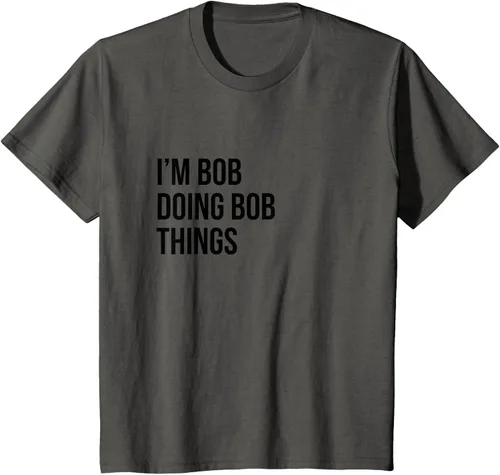 Vista 69 de Camiseta con texto en inglés "I'm Bob Doing Bob Things" Asfalto