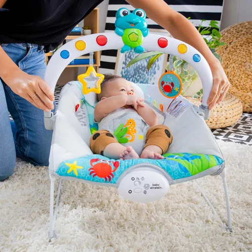 Vista 8 de Baby Einstein Ocean Explorers Asiento Saltarín Musical para Bebés, Kick to It Neptune, Unisex, para Edades de 0-6 Meses hasta 20 libras