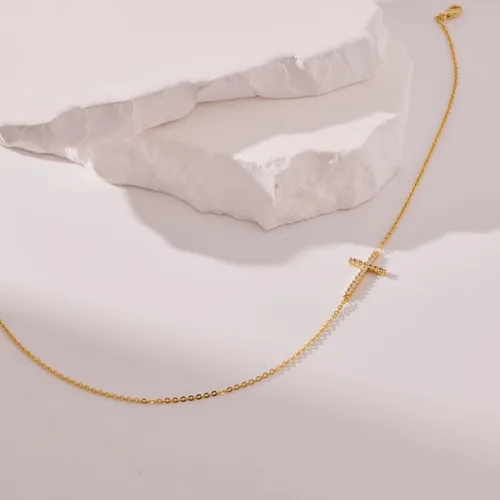 Vista 35 de Collar de cruz para mujeres y niñas, delicado chapado en oro de 14 quilates, gargantilla con dije de cruz que no se deslustra, impermeable, moderno
