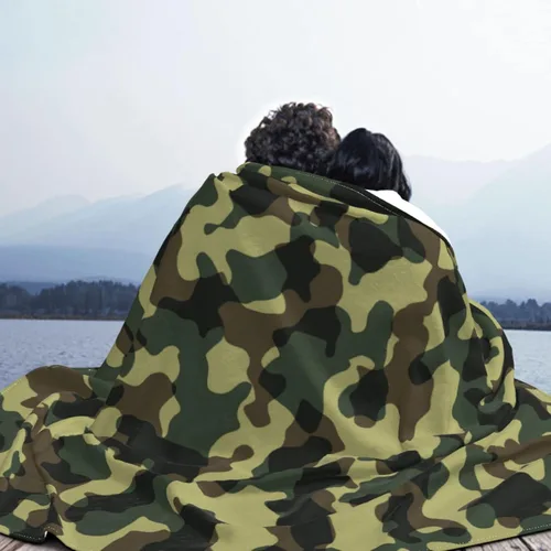 Vista 7 de Manta de franela de 50 x 40 pulgadas, manta de forro polar de camuflaje suave y cómoda con pompones para exteriores e interiores