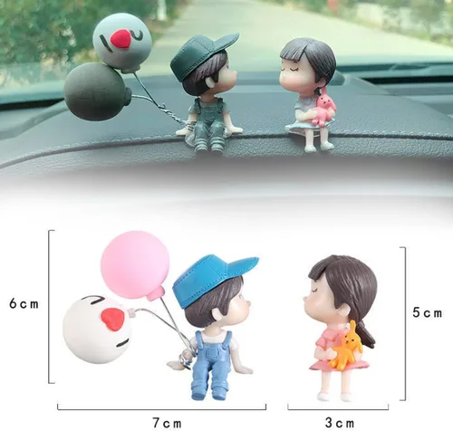 Vista 7 de Lindo adorno de coche con diseño de pareja de caricaturas, decoración de tablero de automóvil, figuras de pareja besando, adornos de globos (A)