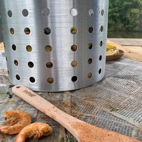 Vista 3 de Bayou Classic B300 canastilla perforada para cocinar al vapor, hervir, freír. Se adapta a las freidoras de pavo Bayou Classic de 30 cuartos de galón