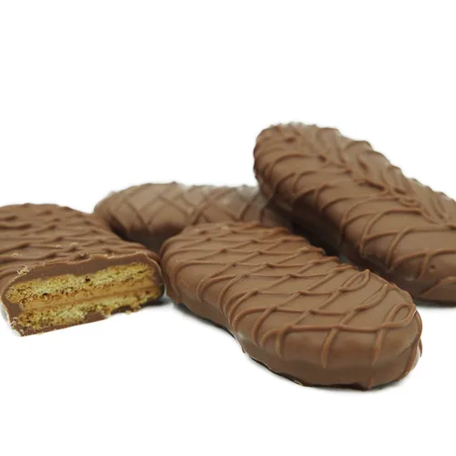Vista 12 de Galletas de la marca Philadelphia Candies cubiertos por ambos lados de chocolate negro y con leche, y crema de cacahuete de la marca Nutter Butter