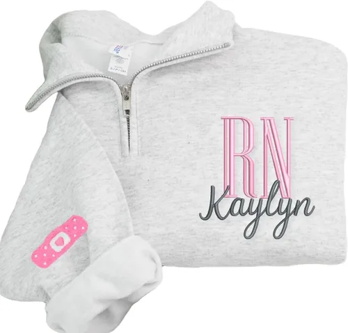 Vista 26 de COUPLEHOODIES - Sudadera de enfermería bordada con nombre, personalizada, con cremallera de un cuarto, regalo para asistente de enfermería