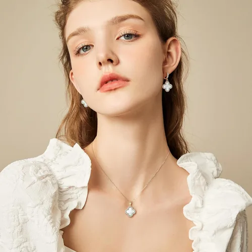 Vista 4 de Juego de trébol de la suerte, collar de trébol y aretes de aro, colgante negro, blanco, verde, chapado en oro de 18 quilates, joyería linda de moda