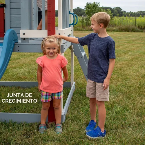 Vista 6 de Backyard Discovery Beacon Heights - Casa de juegos elevada de madera de cedro para niños con tobogán ondulado, cocina de juegos, cubierta