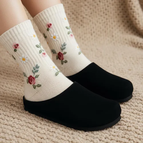 Vista 8 de CUSHIONAIRE Lute - Zuecos de piel de gamuza auténtica para mujer para interiores y exteriores, cómodos zuecos para mujer con plantilla acolchada