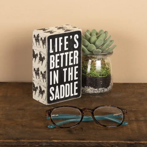 Vista 3 de Primitives by Kathy 22205 Cartel de caja recortada con estampado de caballos, 3 x 5 pulgadas, Life's Better in The Saddle