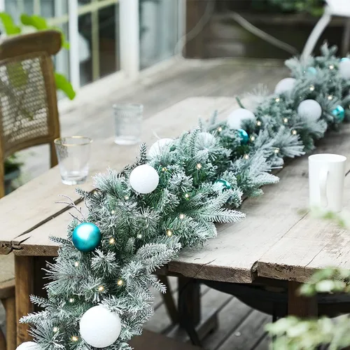 Vista 2 de OasisCraft - Guirnaldas navideñas preiluminadas de 2.7 m con temporizador y luces LED, guirnaldas con copos de nieve y bolas, guirnalda navideña a