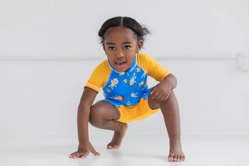 Vista 2 de CoComelon JJ Tomtom - Traje de sol de natación con cremallera para niños pequeños