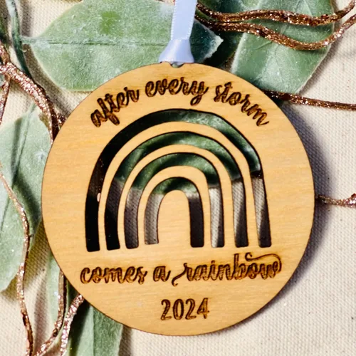Vista 2 de After Every Storm Comes A Rainbow Ornament 2024 con fecha - Año Nuevo Superando desafíos - Regalo de bebé arcoíris - Nuevos padres - Estilo rústico
