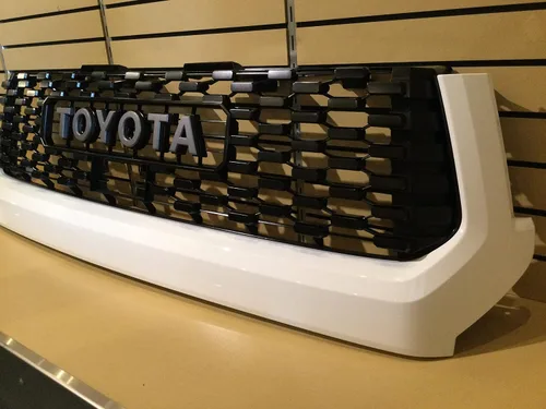 Vista 3 de Toyota 2019-2021 Tundra 040 Super White TRD Pro Grill Subensamblaje 53101-0C070-A0