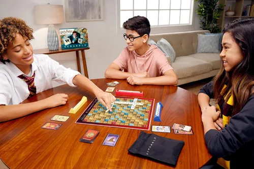 Vista 2 de Mattel Games Scrabble - Juego de mesa de Harry Potter, crucigrama para niños y adultos, 2 a 4 jugadores, DPR77,14.6 x 10.6 x 1.9 in