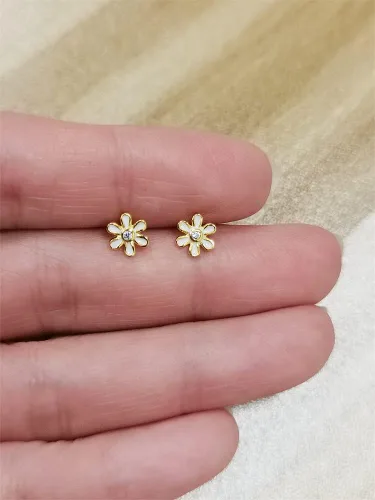 Vista 4 de Aretes de cartílago de margarita pequeña de 18 G para mujeres y niñas, plata de ley 925, chapados en oro de 14 quilates, mini lindos con circonita