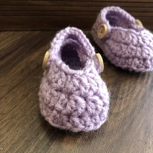 Vista 4 de Crochet slip-on style baby shoes, Crochet Baby girl shoes, Baby girl and boys slippers, handmade by order from 0-12 months, different colors by