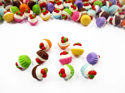 Vista 2 de Casa De Muñecas Miniatura Alimentos de Lot 100 Mixed Cupcakes Cherry parte superior Wholesale 6322 Bulk clay bakery food prop, loose tiny swirled