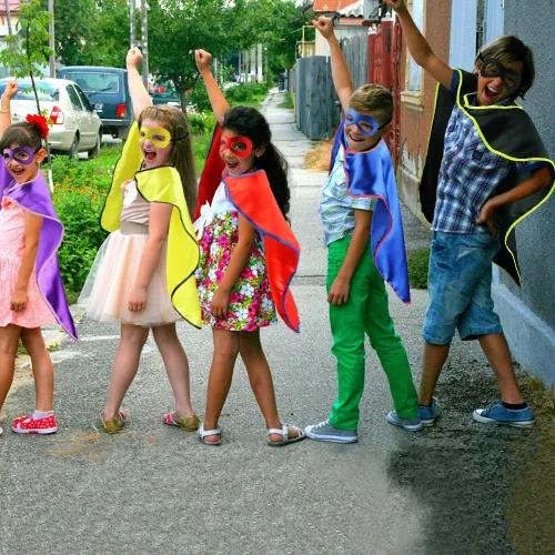 Vista 2 de Capas y máscaras de superhéroes para niños y niñas disfraces de Navidad disfraces de superhéroes para fiestas paquete de 16 unidades negro