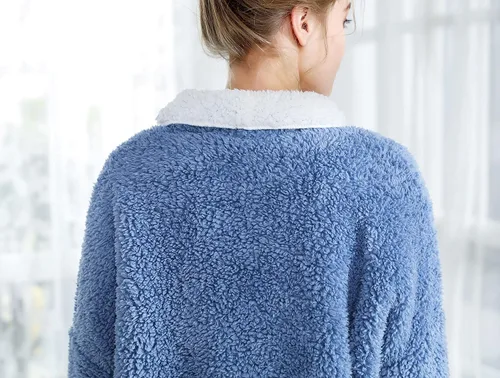 Vista 4 de Chaqueta de cama reversible con botones frontales y de felpa sherpa azul y marfil para mujer