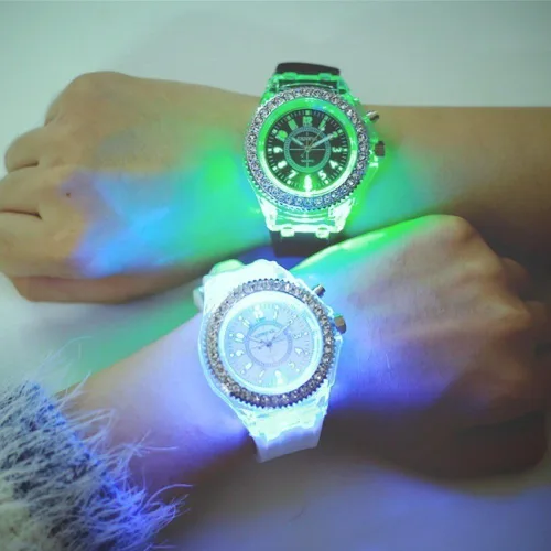 Vista 4 de CdyBox Reloj de silicona brillante para mujeres y hombres, luces LED luminosas coloridas relojes deportivos para niñas y niños (paquete de 6)