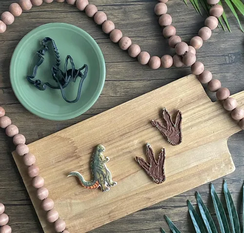 Vista 2 de Cortadores de galletas de dinosaurio gigante, monstruo reptil, personajes de película y huella de dinosaurio, hechos en los Estados Unidos