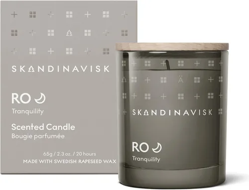 Vista 14 de Skandinavisk HAV - Vela perfumada 'Sea' Mini. Notas de fragancia: Spray de sal y algas marinas, espino y rosa de playa. 2.3 oz.