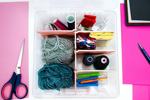 Vista 2 de ArtBin 6990RK Super Semibolsa Doble Profunda, Organizador Portátil de Arte y Manualidades con Asa, [1] Estuche de Almacenamiento de Plástico Acentos