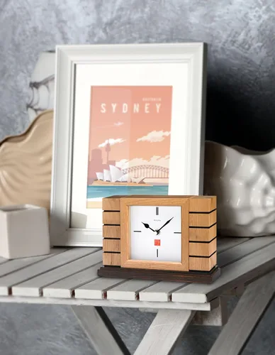 Vista 2 de Bulova B1659 Usonian II Frank Lloyd Wright - Reloj de repisa, acabado natural con base de manchas de nogal