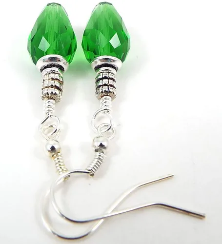 Vista 4 de Pendientes perforados de cristal con bombilla de árbol de Navidad verde con alambres de oreja de plata esterlina