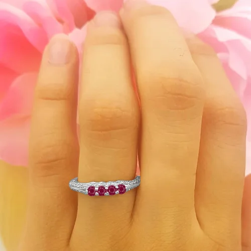 Vista 13 de Dazzlingrock Collection Anillo de boda redondo de rubí y diamante blanco apilable para mujer en oro