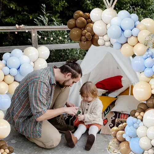 Vista 5 de Kit de arco de guirnalda de globos marrones, café y azules de 148 piezas, diseño boho de osito de peluche beige con texto en inglés «We Can Bearly
