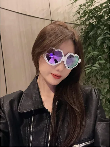 Vista 3 de Gafas de sol Y2K con forma de corazón de moda 2023 de una pieza para mujer, gafas de sol de gran tamaño para hombre